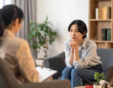 カウンセリングで受ける女性の写真