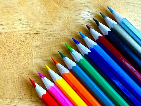 テーブルに並べられた色鉛筆 色鉛筆,カラフル,筆記具の写真素材