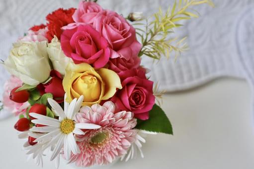 ピンク色のフラワーブーケ 白キルト背景 ピンク色のフラワーブーケ 白キルト背景 ブーケ,花束,花の写真素材