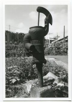 白黒の現像写真/手押しポンプ01 白黒の現像写真/手押しポンプ01の写真