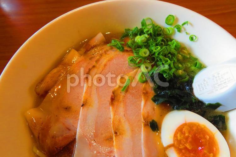 ラーメン店のとんこつしょうゆチャーシューラーメン 背景,ラーメン,とんこつの写真素材