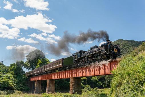 長門峡のコンクリ橋を駆けるSL機関車 長門峡のコンクリ橋を駆けるSL機関車 sl機関車,sl,機関車の写真素材