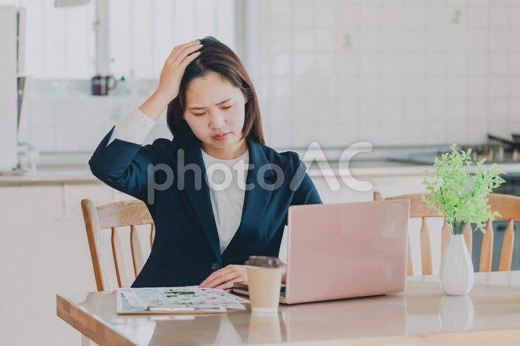 頭を抱える女性　ビジネス 悩み,不安,考えるの写真素材