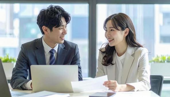 テーブルを囲んで会議するビジネスパーソン テーブルを囲んで会議するビジネスパーソンの写真