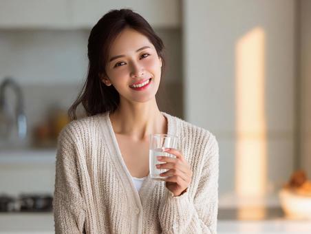 キッチンで微笑む女性 キッチンで微笑む女性の写真