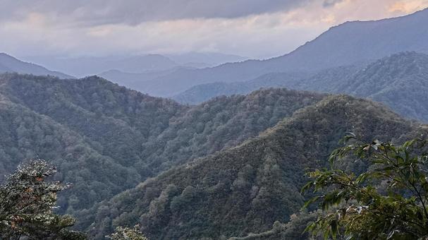枝折峠から眺めた山々 枝折峠,山,早朝の写真素材