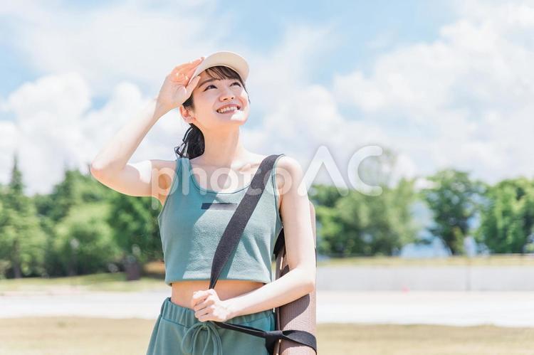 紫外線を浴びるUVケアしたアジア人女性 ヨガ,uvケア,紫外線の写真素材