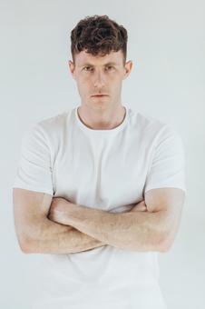 カメラ目線で腕を組む男性（白背景） 男性,外国人,欧米人の写真素材