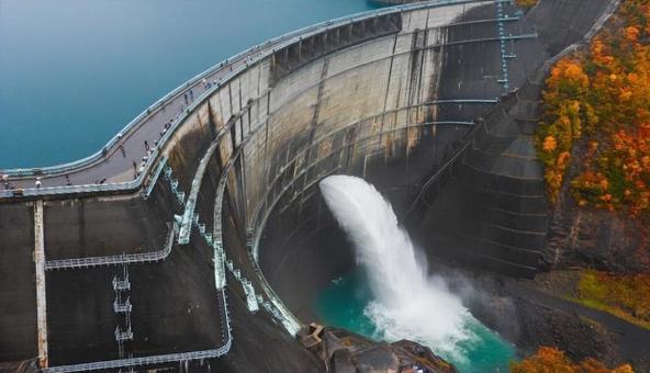 紅葉の黒部ダム 紅葉の黒部ダム ダム,黒部ダム,放水の写真素材