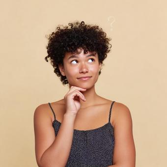 新しいアイデアを探す:考える女性 新しいアイデアを探す:考える女性の写真