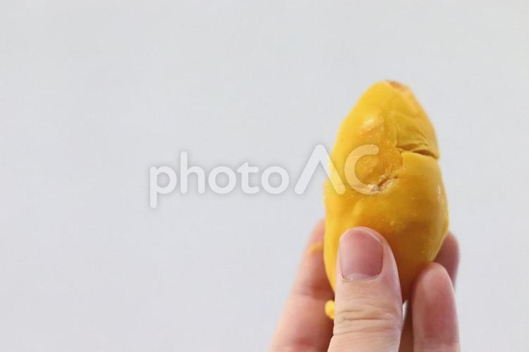 南国フルーツ・ドリアンを食べる瞬間 ドリアン,南国フルーツ,トロピカルフルーツの写真素材