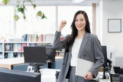 オフィスで仕事をする若いビジネスウーマン オフィスで仕事をする若いビジネスウーマン ビジネス,女性,オフィスの写真素材