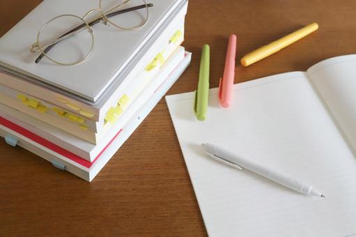 ノートと参考書 勉強イメージ ノートと参考書 勉強イメージ ノート,ペン,参考書の写真素材