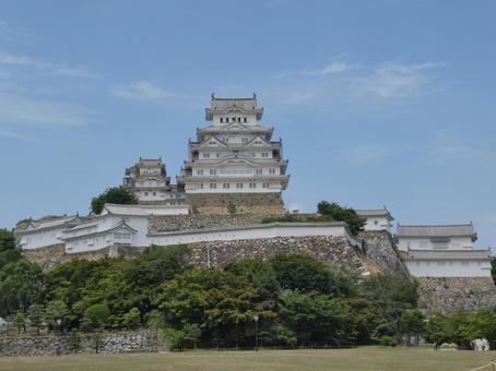 南の方角から仰ぎ見る世界遺産の姫路城天守 南の方角から仰ぎ見る世界遺産の姫路城天守の写真