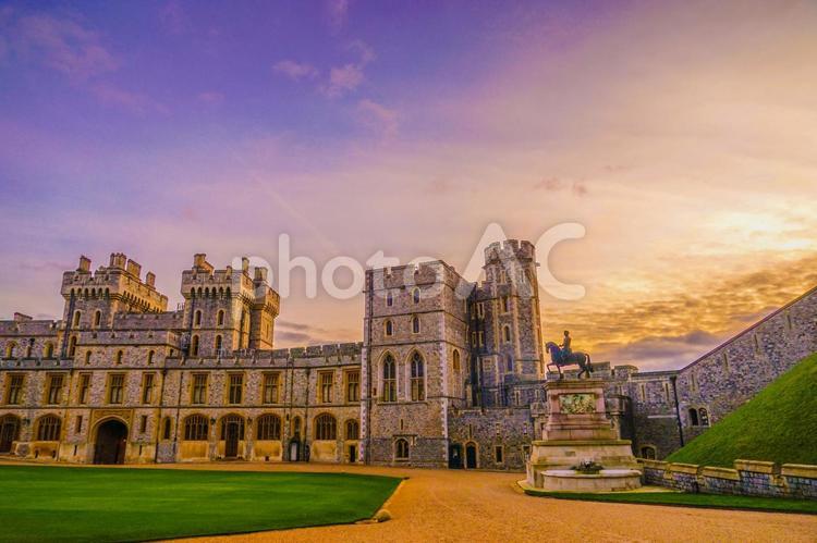 ウィンザー城と夕焼け ウィンザー城,イギリス,城の写真素材
