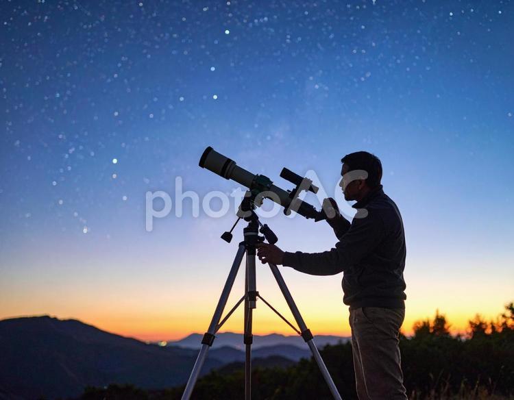 趣味の天体観測で夜空の星を探す 天体観測,天体望遠鏡,星空の写真素材