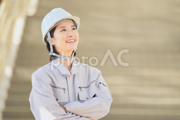 腕組みをして見上げる女性 女性,腕組み,見上げるの写真素材