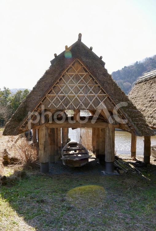 茅葺の舟屋と収められた木造の漁船 三方五湖,茅葺き屋根,舟屋の写真素材