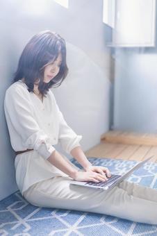 自宅でパソコンを使う若い女性 ネット,サービス,オンラインの写真素材