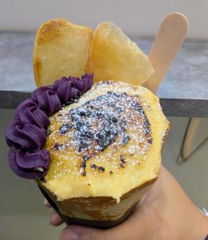 2色のクレームブリュレクレープ クレープ,食べ物,風景の写真素材