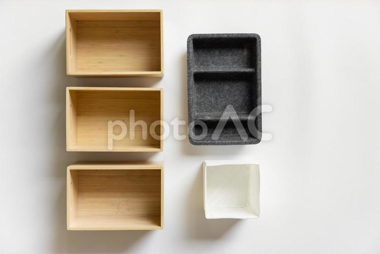 木箱と黒い箱と白い箱 箱,白,整理の写真素材