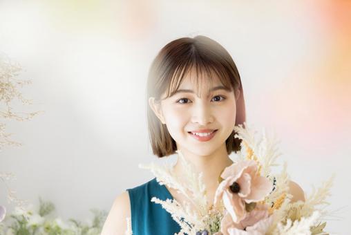 花束を持つワンピースの女性 花束を持つワンピースの女性 女性,花,花束の写真素材