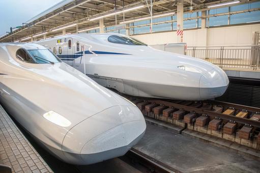 ホームに並ぶN700AとN700S ホームに並ぶN700AとN700S 東海道,山陽,新幹線の写真素材