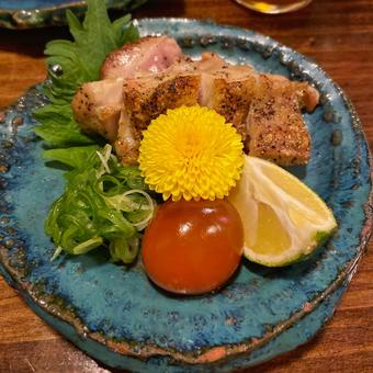 炙り鶏と彩り野菜の一皿 炙り鶏と彩り野菜の一皿 炙り鶏,和食,料理の写真素材