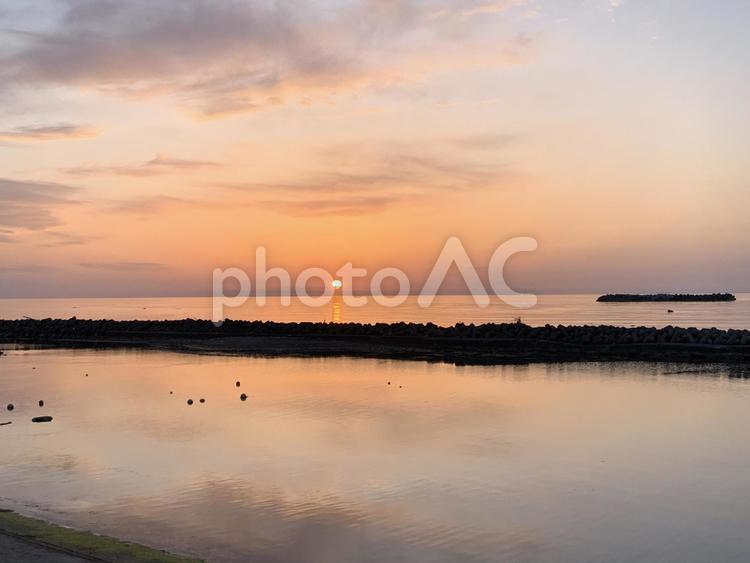 港からの夕日 夕日,海,日本海の写真素材
