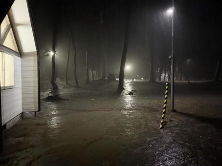 キャンプ場で線状降水帯の夜　災害と恐怖 雨,キャンプ場,夜の写真素材