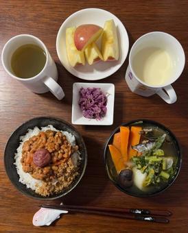 ご飯にキムチ納豆とさばとしそ梅などの朝食の写真