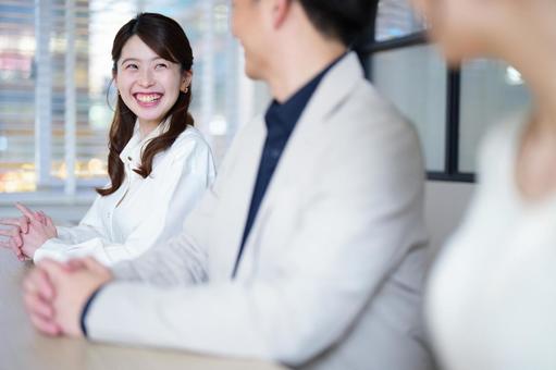 笑っているハーフアップの女性 笑っているハーフアップの女性 男女,笑う,笑顔の写真素材