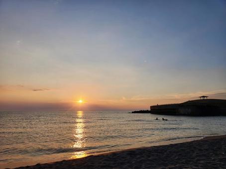 夕日が落ちる海 夕日が落ちる海の写真