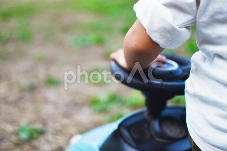 おもちゃの車に乗る子供 車,乗り物,おもちゃの写真素材
