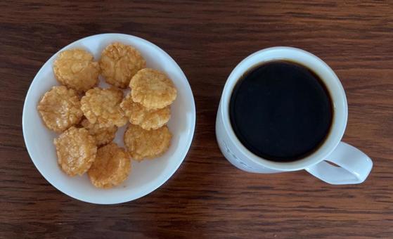 R7.07.16 コーヒーと揚げ小丸煎餅 R7.07.16 コーヒーと揚げ小丸煎餅の写真