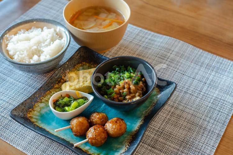 納豆と焼き鳥の和朝食が並ぶ食卓 食卓,和食,朝食の写真素材