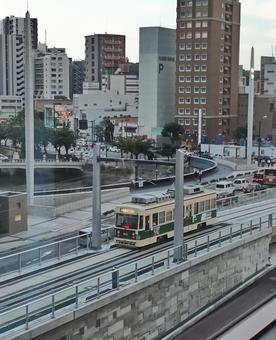 新しいルートを走る路面電車 新しいルートを走る路面電車の写真