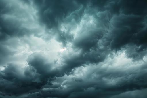 嵐の雲空 嵐の雲空の写真