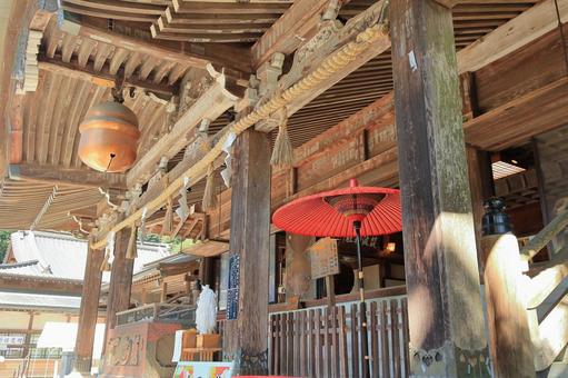 赤い和傘が置かれた筑波山神社の拝殿 赤い和傘が置かれた筑波山神社の拝殿の写真