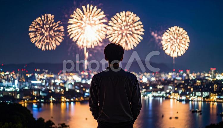 夜景と花火を見つめる男性の後ろ姿 男性,後ろ姿,花火の写真素材