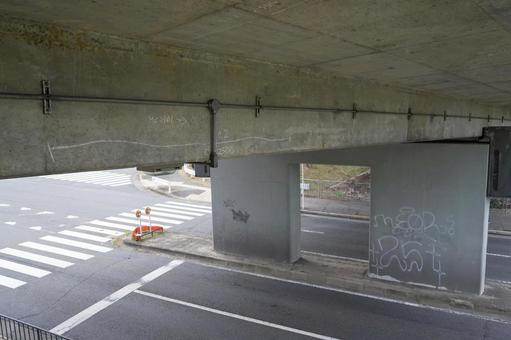 コンクリートの柱　チョーク 高架下,波線,経年劣化の写真素材