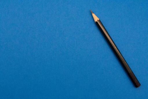 青い背景に斜めに置かれた鉛筆 鉛筆,筆記用具,文房具の写真素材