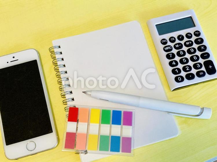 白紙のノート、スマホ、電卓（黄色背景） スマホ,プランニング,ノートの写真素材