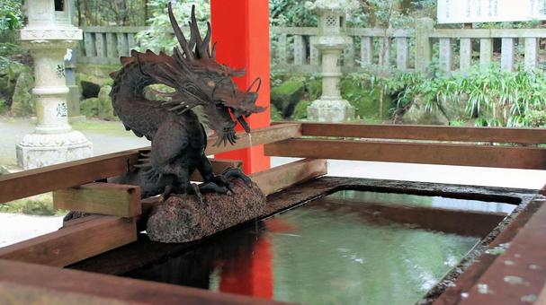 箱根神社第四鳥居横の手水舎 箱根神社第四鳥居横の手水舎の写真