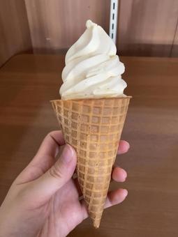 バニラアイスクリーム〜ワッフルコーン バニラアイスクリーム〜ワッフルコーンの写真