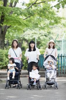 ママ友 母親 育児 ママ友 母親 育児 ママ友,公園,男性の写真素材