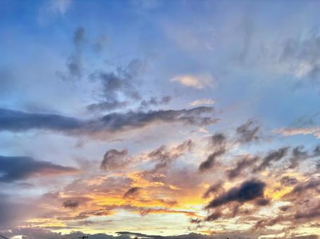 夕焼け空-黄色から青のグラデーション2 夕焼け空-黄色から青のグラデーション2の写真