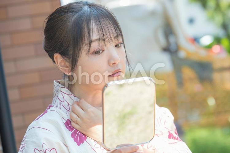 鏡を見る浴衣の女性 浴衣,着物,和服の写真素材