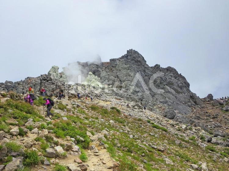 噴気を上げる北アルプスの焼岳の様子 山,焼岳,登山の写真素材