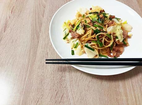 お皿に盛られた焼きそば お皿に盛られた焼きそば 焼きそば,ソース焼きそば,麺類の写真素材